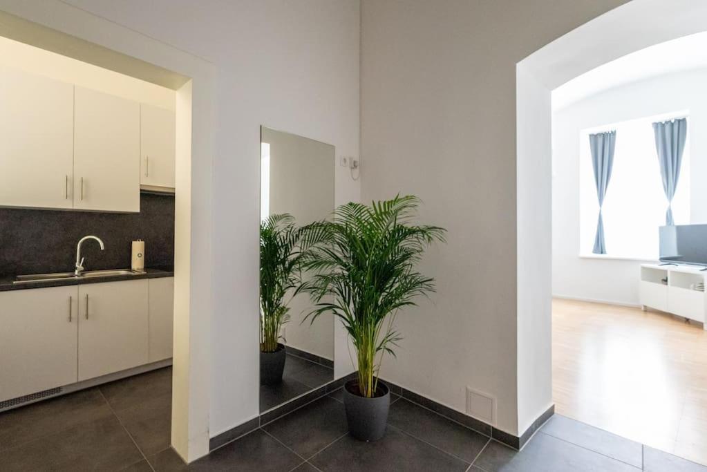 Pristine 1br Steps From By Hm Apartmán *
