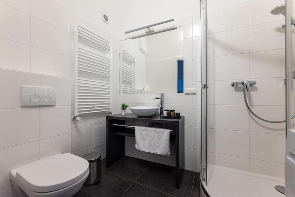 Pristine 1br Steps From By Hm Apartmán *
