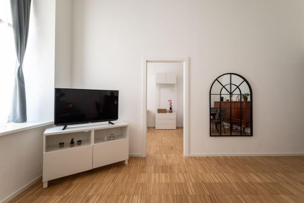 Pristine 1br Steps From By Hm Vídeň