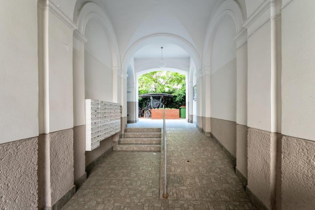 Pristine 1br Steps From By Hm Apartmán *